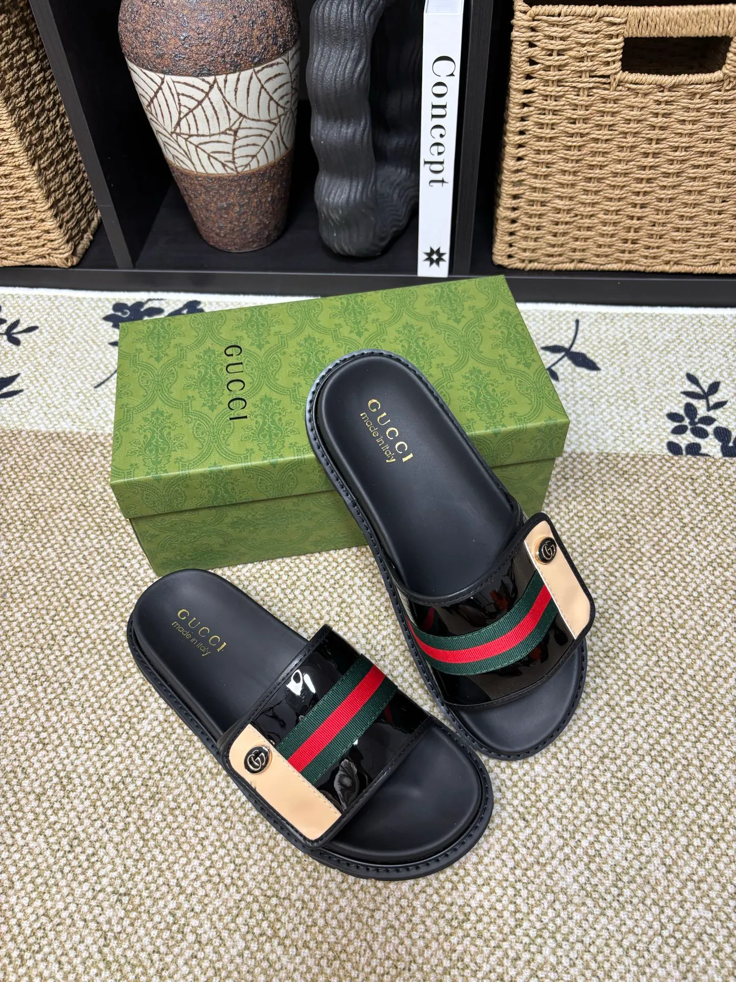 Factory 💰 300 yuan Gucci slippers] high-end men's shoes brand official website 1:1 latest masterpiece: original mold customization, the fabric is made of imported original materials, upgraded outsole, lighter and non-slip. The market's top quality, simple yet tasteful, a must-have for fashionistas, fashionable at your feet, full of confidence, the same style at the counter 👍The season of summer slippers is here. Code: 38-45 (45 customized)